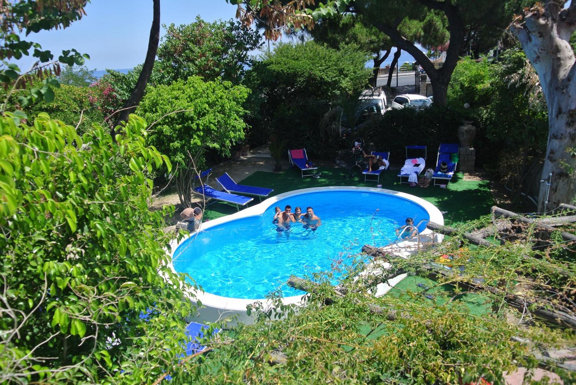 Albergo Italia - Beach Hotel カザミッチョラ・テルメ エクステリア 写真
