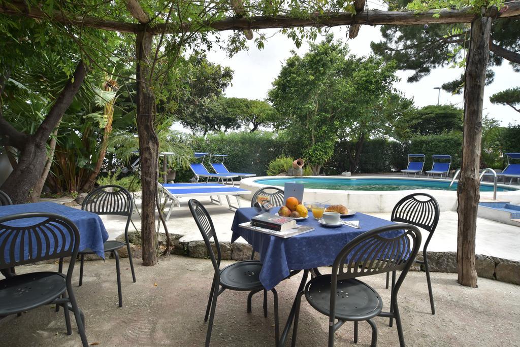 Albergo Italia - Beach Hotel カザミッチョラ・テルメ エクステリア 写真